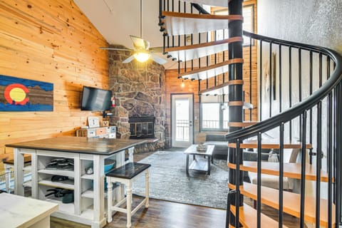 Living Room | 1st Floor | Free WiFi | Fireplace | Community Amenities