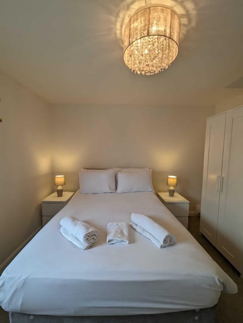 Comfy double bed in Ensuite master bedroom. Towels included for your comfort.