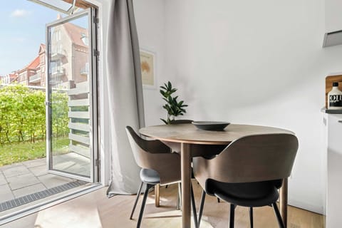 Dining area with 3 seats