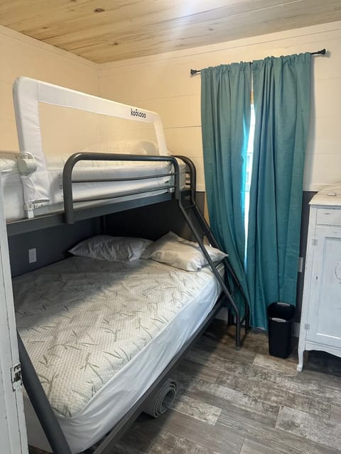 2 bedrooms, iron/ironing board, WiFi