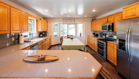 Fully equipped kitchen with an additional dining table