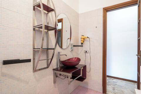 Combined shower/tub, hair dryer, bidet, towels