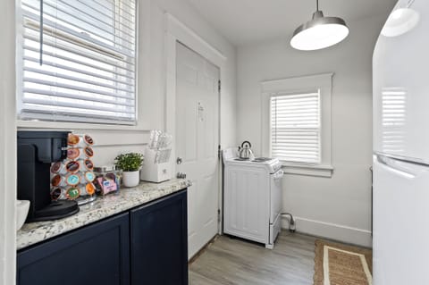 Fridge, oven, stovetop, coffee/tea maker