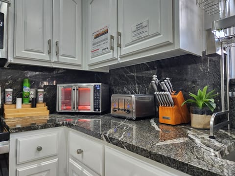New stainless steel French door air fryer, 4 slice toaster, and knife set.