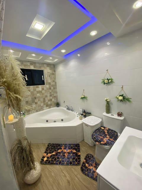 Combined shower/tub, jetted tub, hair dryer, towels