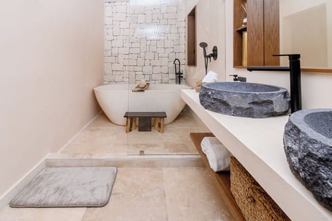 Combined shower/tub, hair dryer, bidet, towels