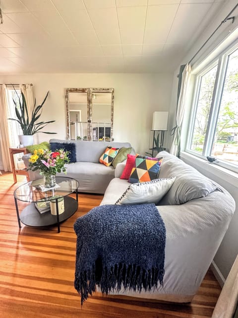 Nice and bright- you get sunrise, afternoon and sunset light in the windows