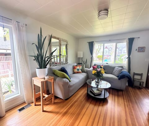 Nice and bright- you get sunrise, afternoon and sunset light in the windows