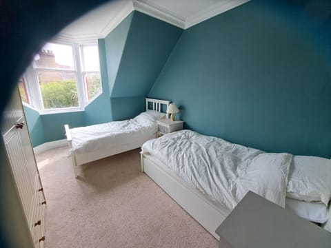 5 bedrooms, iron/ironing board, WiFi, bed sheets