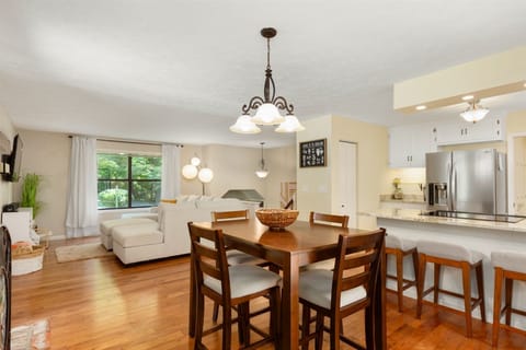 Dining Table seats 5