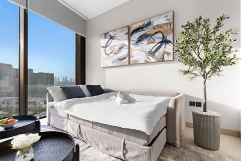 Studio Retreat: Relax in a stylish space with stunning views and modern decor!