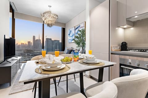Dining Room: Enjoy stunning skyline views while savoring your breakfast at this elegant table!