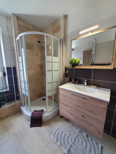 Shower, eco-friendly toiletries, hair dryer, towels