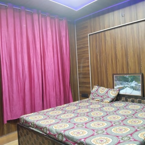 1 bedroom, bed sheets