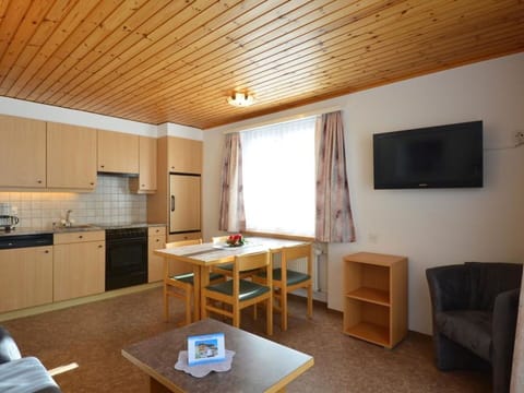 Table, Property, Furniture, Wood, Cabinetry, Interior Design, Building, Flooring, Floor, Countertop