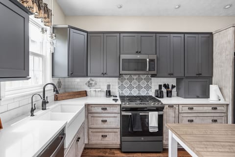 Discover our immaculate, refined kitchen, fully equipped with all essential appliances and amenities.