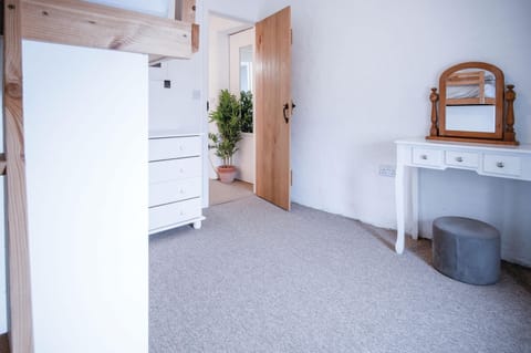 Yellow Cottage - 2 Bedroom Cottage - Dale (19200)