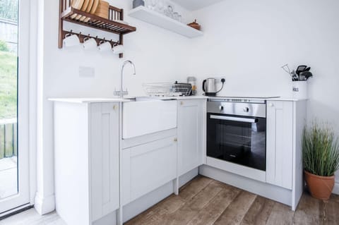 Yellow Cottage - 2 Bedroom Cottage - Dale (19196)