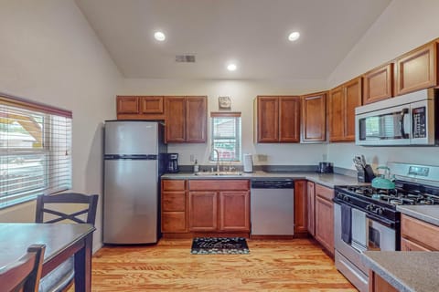 Fully equipped kitchen, dishwasher, garbage disposal