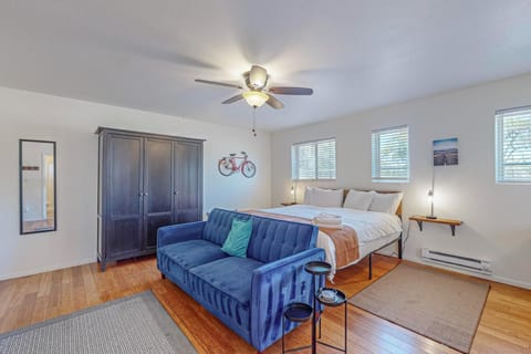 Studio Living: King size bed, armiore, couch