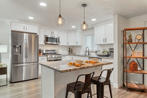 Spacious kitchen with kitchen islnd and bar seating for 2