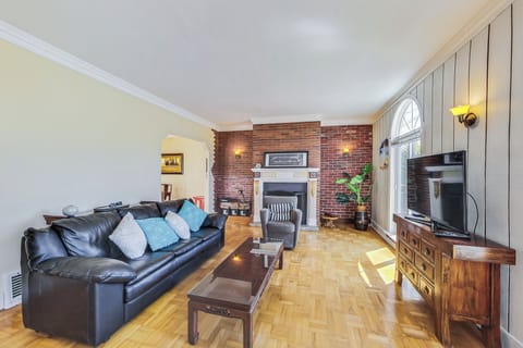 Spacious living room