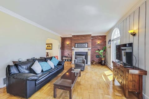 Spacious living room