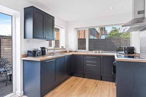 Spacious kitchen (1)