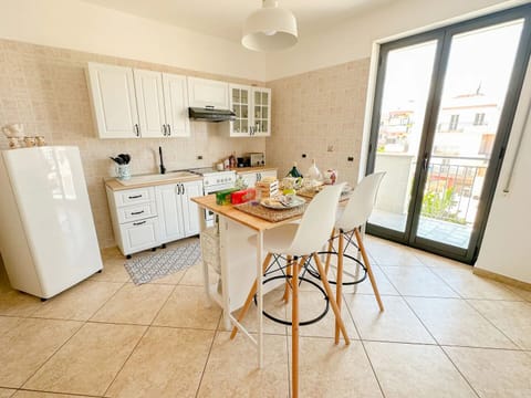 Fridge, oven, stovetop, coffee/tea maker