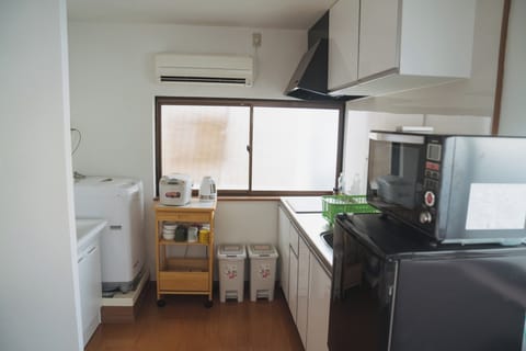 Fridge, microwave, stovetop, cookware/dishes/utensils