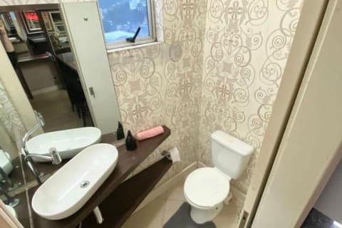 Jetted tub, hair dryer, towels, toilet paper