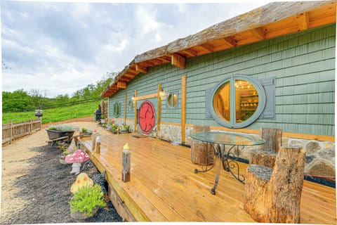 Cosby Vacation Rental | 2BR | 2BA | 800 Sq Ft | 2 Steps to Enter