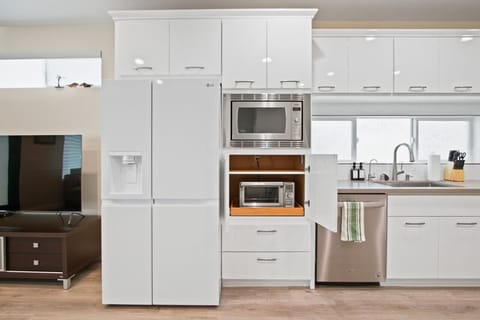 Fridge, microwave, stovetop, dishwasher