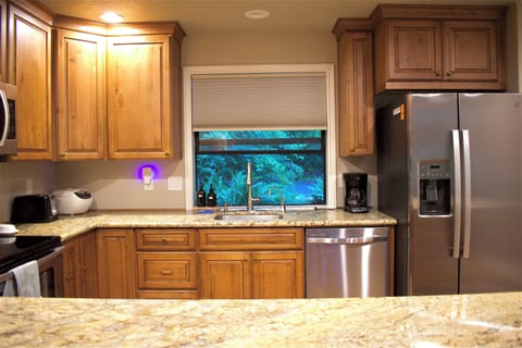 Regular & decaf coffee and tea are provided. Enjoy drip coffee and instant hot water faucet.