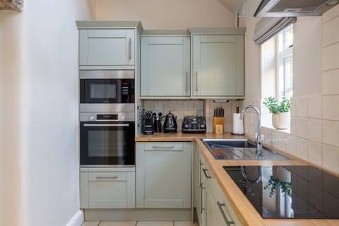 Enoch's Cottage Kitchen - StayCotswold
