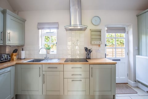 Enoch's Cottage Kitchen - StayCotswold