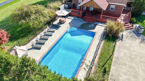 Welcome to Pickle Hill! Hocking Hill's only stay w/ a pickleball court & pool!