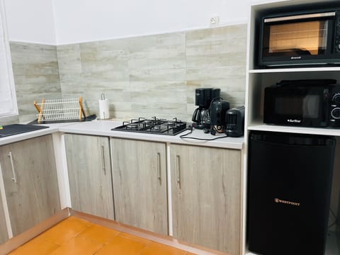 Fridge, microwave, oven, coffee/tea maker