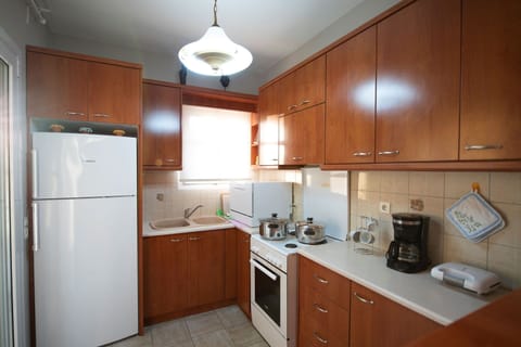 Fridge, oven, stovetop, coffee/tea maker