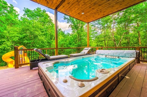 Welcome to Royal Retreat, a lively cabin full of everything you need for an unforgettable stay in Hochatown!