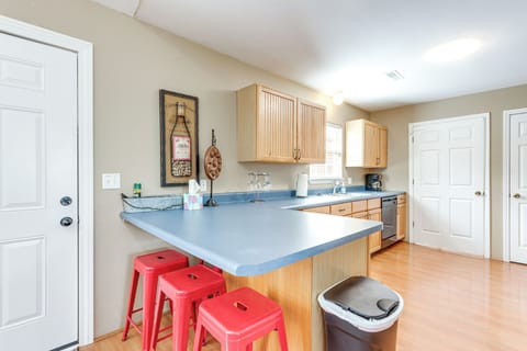 Kitchen | Drip Coffee Pot | Blender | Toaster | Crockpot