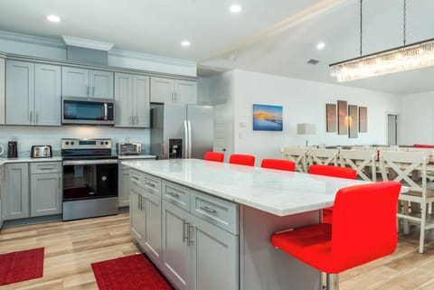 004 Wine n' Sea Fully Equipped Kitchen with Island