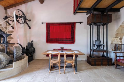 Decor and architecture through the house, inspired by Cretan tradition