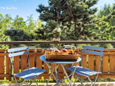 Table, Furniture, Tableware, Sky, Plant, Outdoor Table, Outdoor Furniture, Chair, Tree, Food