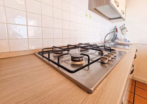 Fridge, oven, stovetop, coffee/tea maker