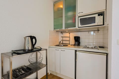 Fridge, microwave, stovetop, coffee/tea maker