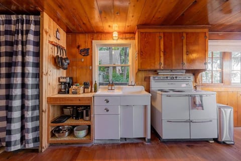 Fully-stocked retro kitchen
