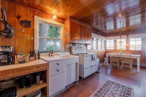 Kitchen with vintage appliances