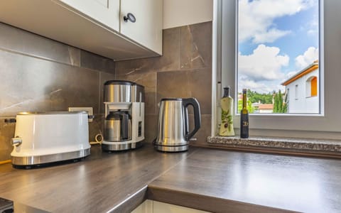 Fridge, oven, dishwasher, coffee/tea maker