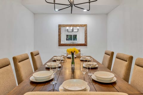 Dining Room: Seating for 8